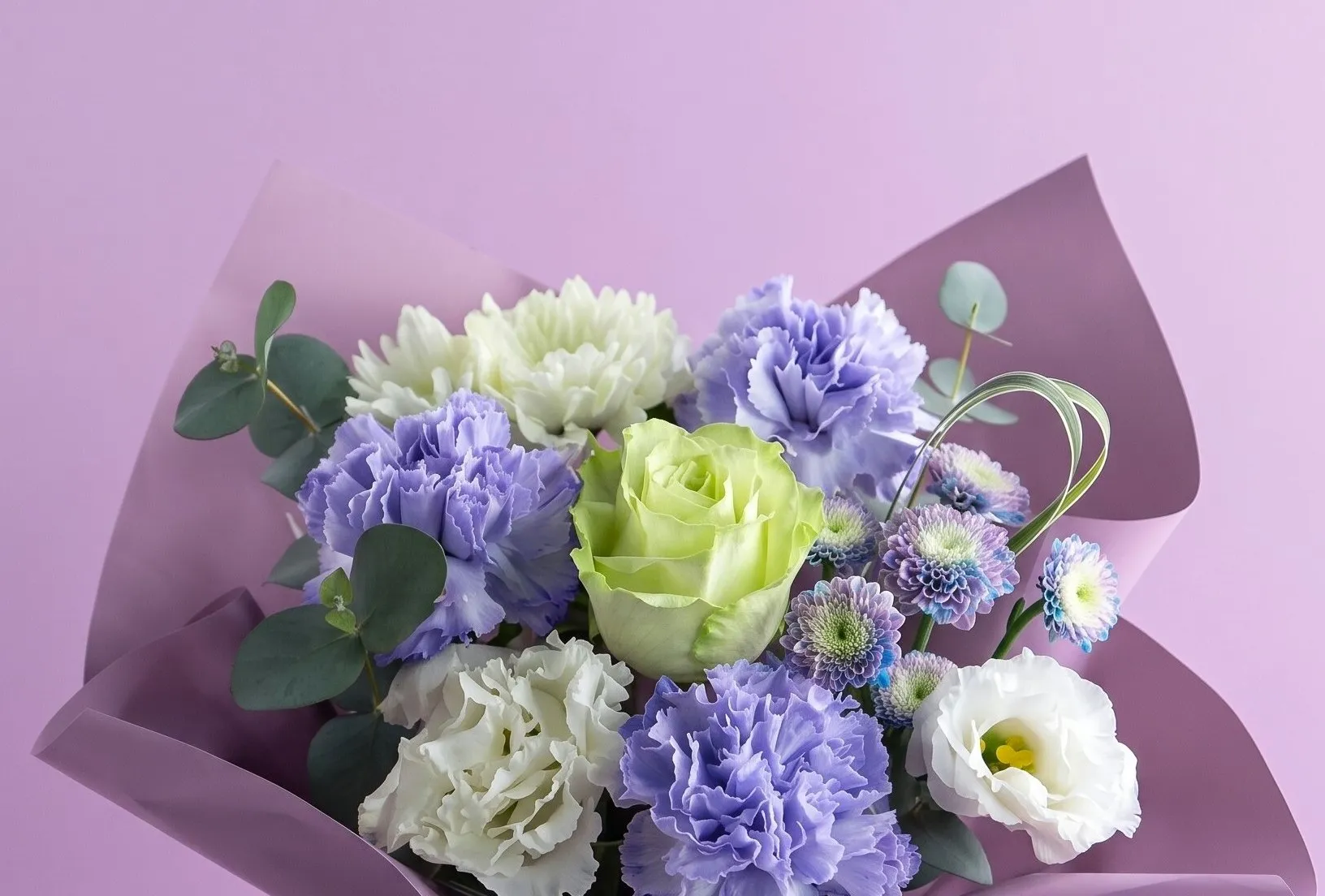 ラベンダーと白色のお供え花